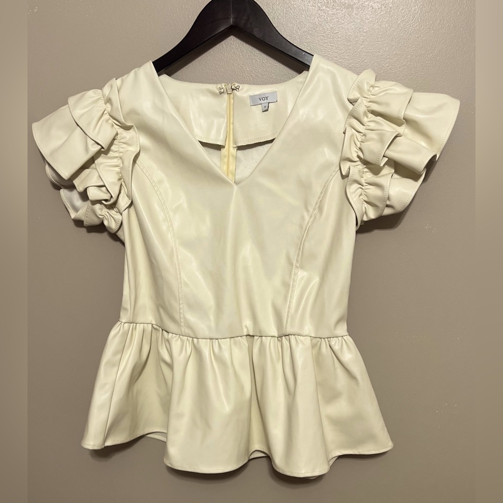 Voy Faux Leather Peplum Top Zipper back, vneck ruffle sleeve Size Small